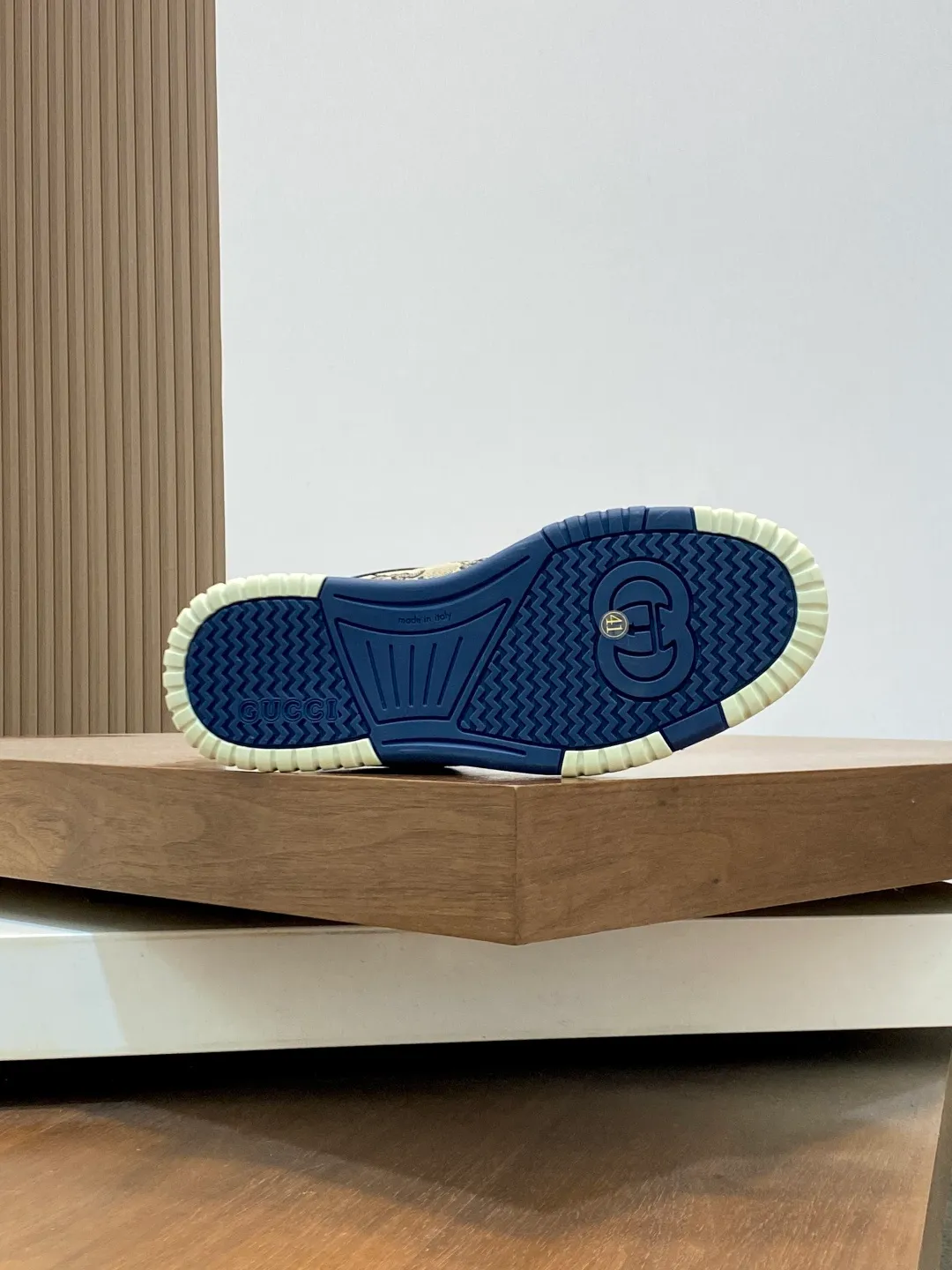 Men's Shoes 💰660 𝐆𝐮𝐜𝐜𝐢 𝐑𝐞-𝐖𝐞𝐛 As the first sneaker created by Sabato De Sarno for Gucci, the Re-Web series reinterprets the brand's classic stripes and sets off the modern silhouette design with bold and unique details. These shoes are crafted from white leather. This new sneaker is ingeniously decorated with many of the brand's classic details, and is equipped with a bright red and green webbing tongue, which will make people fall in love at first sight. White leather treated with a special process for softness and luster, with an embossed grainy texture. Script Gucci logo and interlocking G web label with Interlocking G and script Gucci logo. Rubber outsole with interlocking G detail eyelets. Web tongue. Size: 39-44 (customized for sizes 38 and 45)